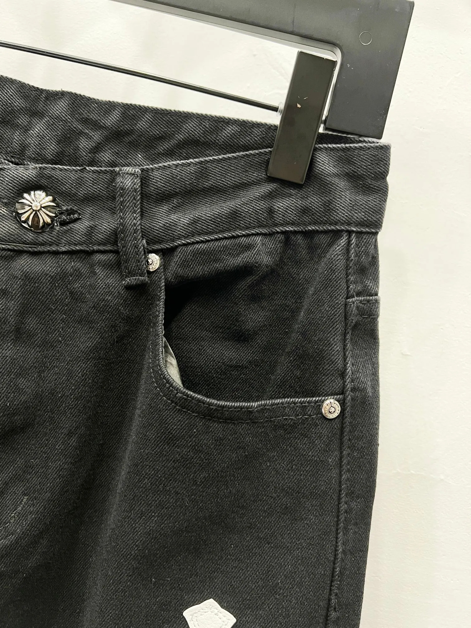P260 Style number: (K640) Style number: (K550) Chrome Hearts & Chrome Hearts CH city limited series Sanskrit cross patch patchwork leather jeans need to be washed and then disassembled and hand-stitched with sheepskin cross skin and then spliced ​​together to complete the process. The whole process is too complicated to explain. The texture can be seen in the hand, and it looks good. The styles with different washed textures are very friendly to people with thin legs and thick legs. The straight version is very flattering to the leg shape. The moderate length is timeless and can be matched easily and casually. It is the basic styling foundation for various styles and is a must-have in the wardrobe! The fabric is stiff but also makes the upper body soft without losing texture. The washing process is even more perfect. It is a must-have item for everyone! ! ! Washed wheat, hang tag, pants label, three labels are complete, the upper body effect is particularly stiff and stylish, super stylish, same style for men and women - Color: orange and orange Size: 28 30 32 34